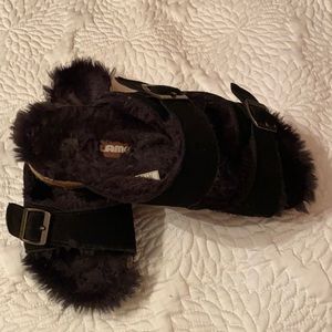 NWOT LAMO black shearling double buckle sandals size 8